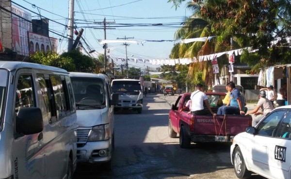 Cansados de la extorsión, buses de Lomas del Carmen paralizan labores