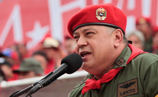 Líder chavista denuncia ataque de 'terroristas' a base militar venezolana