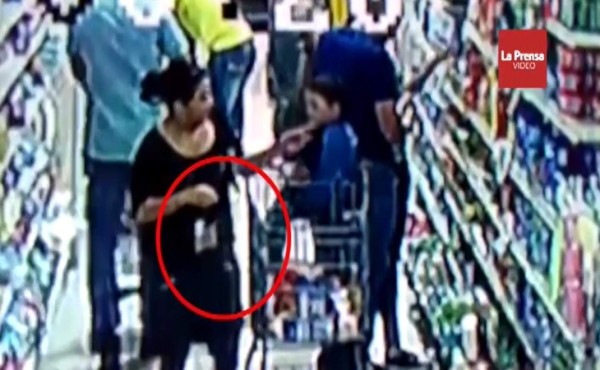 Captan a mujer robando cartera en supermercado de San Pedro Sula