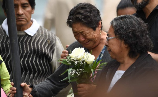 Lágrimas de impotencia en último adiós a víctimas del terremoto en México