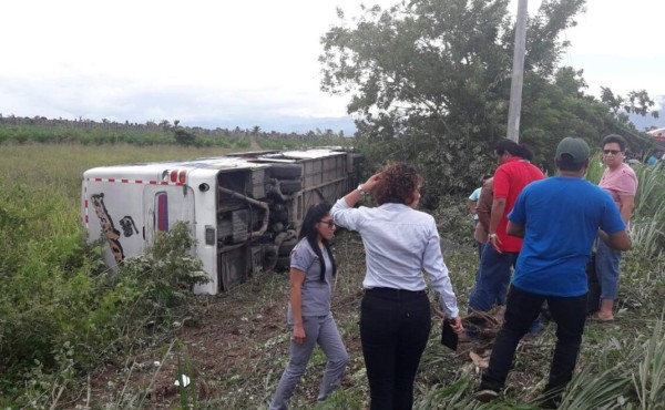 Bus con pasajeros se vuelca en carretera de Sabá y deja varios heridos
