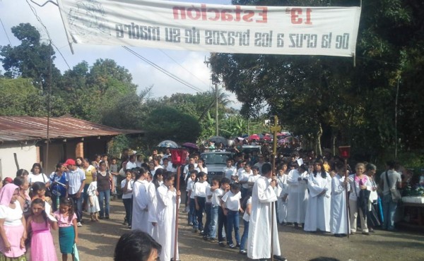 Católicos abarrotan templo del Cristo Negro en El Progreso