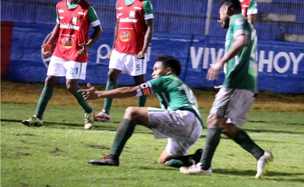 VIDEO: 'Rambo' se roba el show con festejo en segundo gol