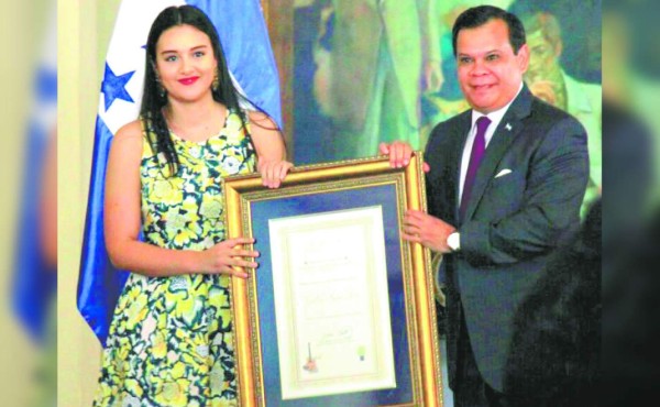 Entregan premios de arte, ciencia y literatura