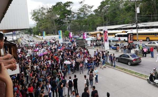 Tras disturbios, estudiantes de la Unah-vs realizan movilización