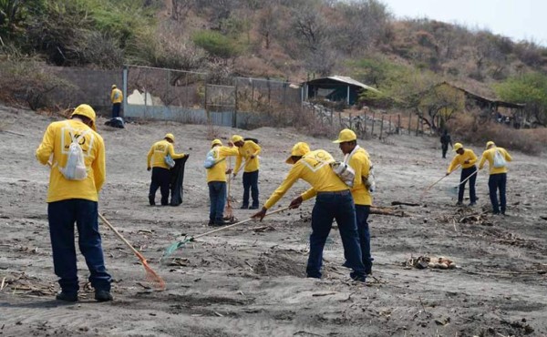 Presos salvadoreños limpian playas antes de Semana Santa