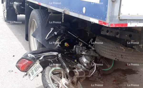 Guardia muere tras impactar en su motocicleta contra un camión