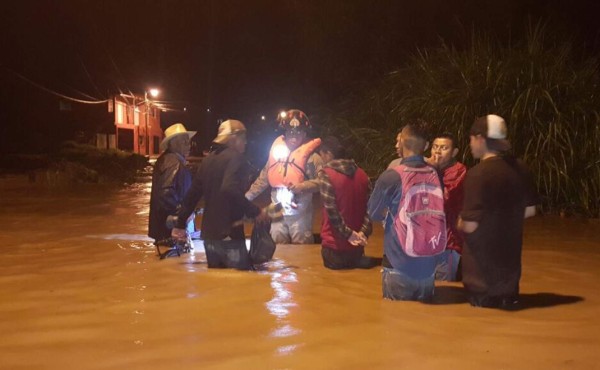 Alerta roja: evacúan a familias por desbordamiento del río Ulúa