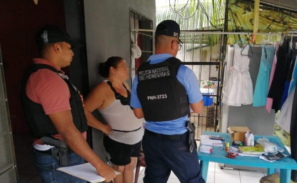 Detienen a tres personas por supuesta venta ilegal de lotería en La Ceiba