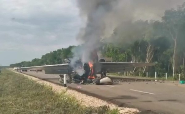 Desde helicóptero derriban supuesta narcoavioneta en México