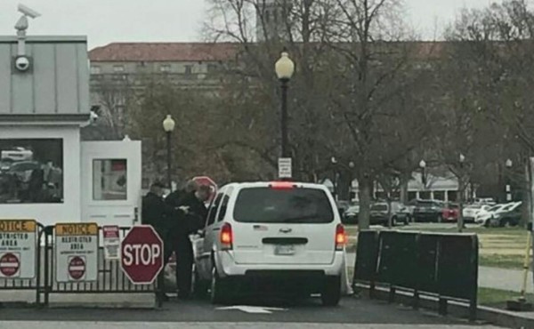 Un vehículo se estrella contra una barrera de protección de la Casa Blanca