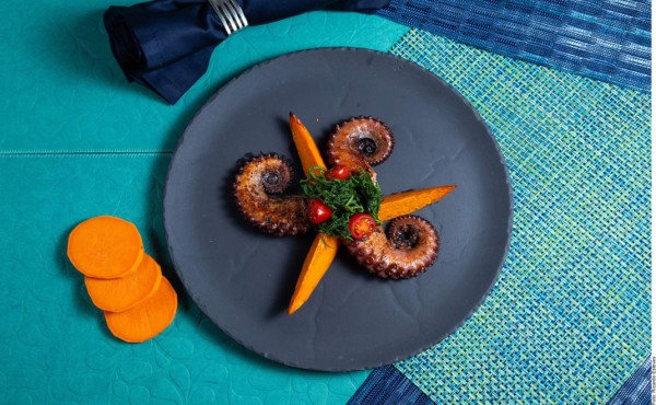 Pulpo a la parrilla con camote rostizado