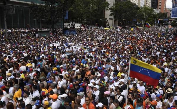 Calles repletas de venezolanos pidiendo la salida de Maduro; chavistas lo respaldan