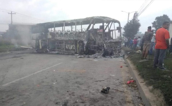 Manifestantes queman bus de la empresa Mirna en San Pedro Sula