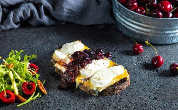 Tartine de queso y compota de cerezas