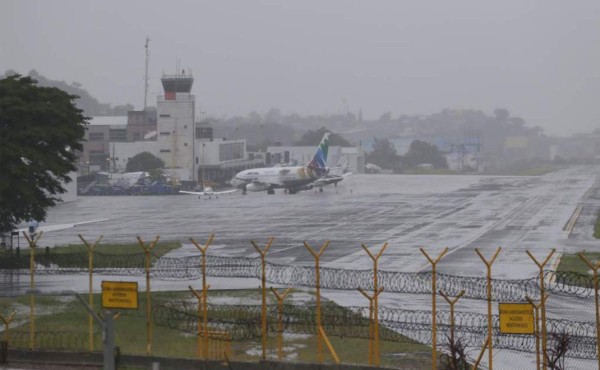 Suspenden vuelos por condiciones climáticas en Toncontín y Roatán