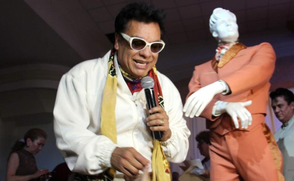 Juan Gabriel pospone su 'resurrección' por miedo a que lo maten