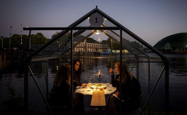 En Ámsterdam, pequeños invernaderos separados para comer en un restaurante pese al coronavirus