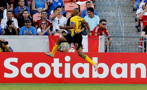 Jamaica gana a Canadá con gol agónico en el último minuto