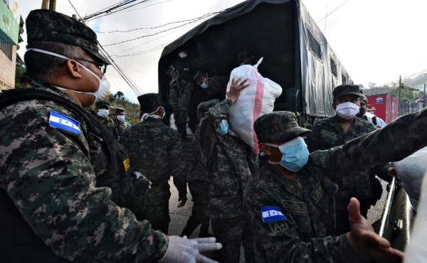 Militares de Honduras distribuyen alimentos entre 800,000 familias pobres