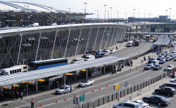 Suspenden vuelos en aeropuerto JFK por conducto de agua roto