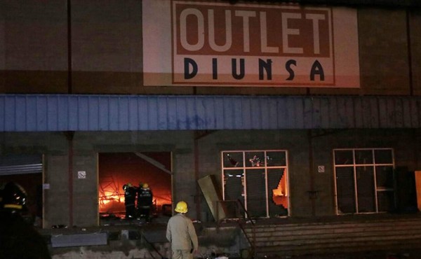 Incendio en tienda outlet de Diunsa en San Pedro Sula