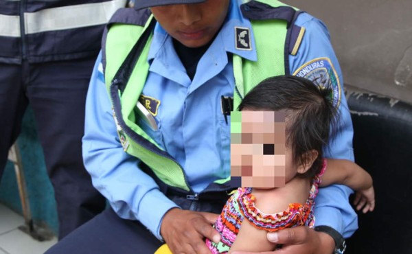 Padres dejan abandonada a una bebé cerca de un negocio en el barrio Medina