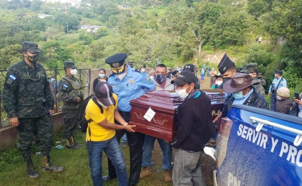 Con honores dan último adiós a policía asesinado en La Paz