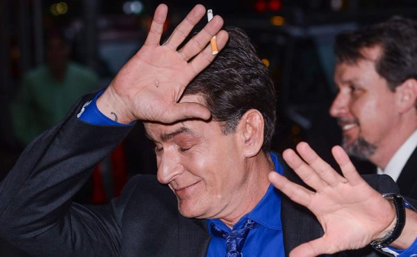 Revelan detalles de video íntimo de Charlie Sheen y un hombre