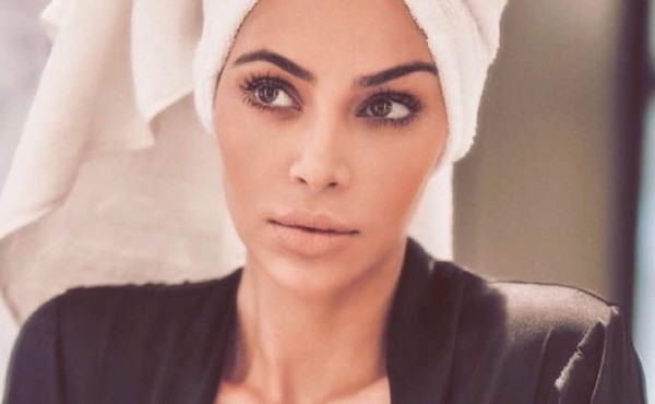 Kim Kardashian causa revuelo con foto en 'topless'