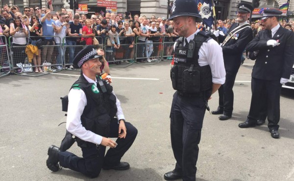 Policías de Londres se comprometen en desfile de orgullo gay