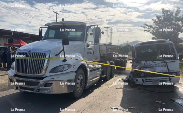 Un muerto y dos heridos en choque de bus con rastra en Puerto Cortés