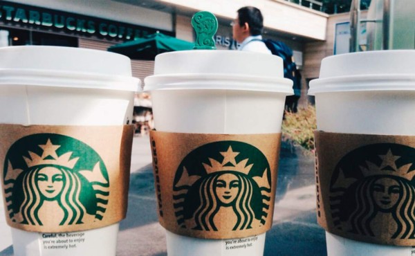 Starbucks se suma al centenar de marcas que suspenden su publicidad en redes