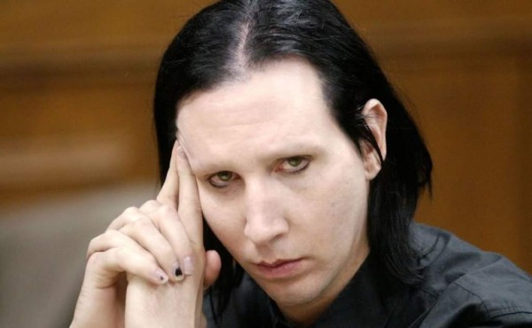 Precisamente, en una entrevista con la revista Rolling Stone, Manson reveló detalles sorprendentes sobre su vida sexual con Usich. “Soy muy tímido, a pesar de lo que puedas pensar. Y tengo una fobia de que la casa pueda incendiarse, por lo que no quiero estar desnudo”, indicó.