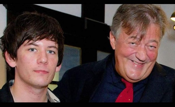 Stephen Fry de 57 años se compromete con Elliott Spencer de 27