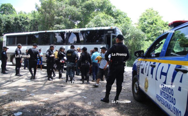 Operación gobernanza.En los primeros tres días del operativo antiinmigrante detuvieron a 218 indocumentados. La mayoría de los expulsados iba en buses.Fotos: Andro Rodríguez
