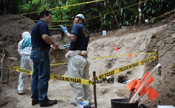 Exhuman 13 cadáveres de cementerio clandestino de MS13 en El Salvador