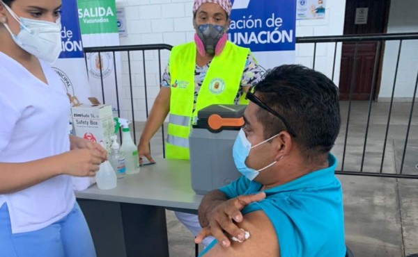 Unos 700 taxistas de San Pedro Sula reciben primera dosis de vacuna anticovid