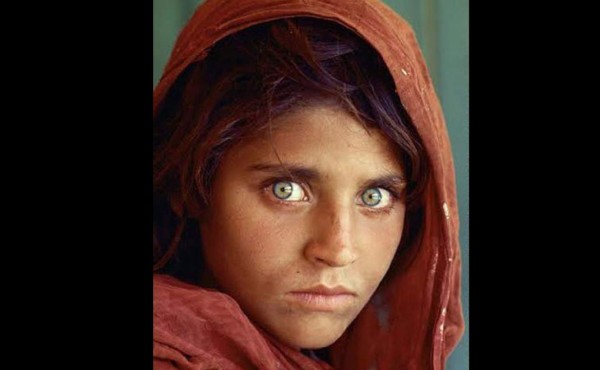 Detienen a la 'niña afgana' de National Geographic en Pakistán