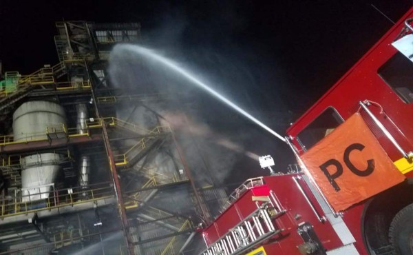 Bomberos controlan incendio dentro de cementera en Comayagua