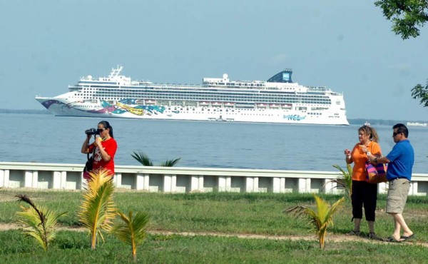 Joya Noruega suspende 40 viajes de cruceros a Trujillo