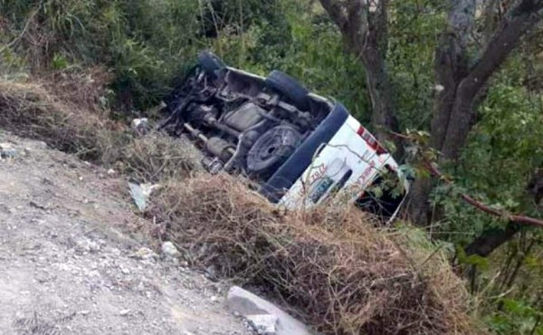 Bebé fallece al volcar ambulancia que lo llevaba al hospital