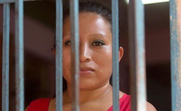 El Salvador revisará condena impuesta a mujer tras sufrir aborto espontáneo