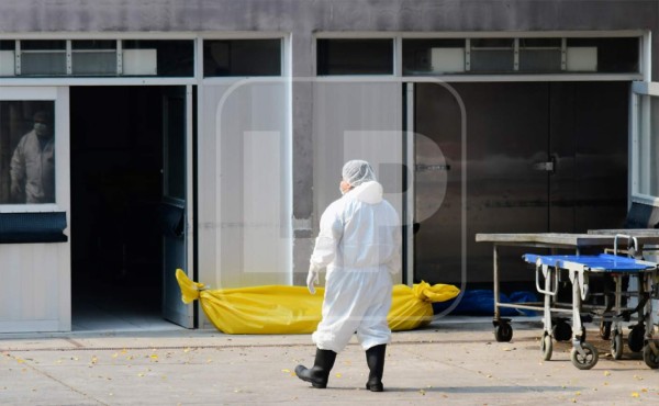 Tienen en el olvido dentro de la morgue el cuerpo de reo muerto por COVID-19