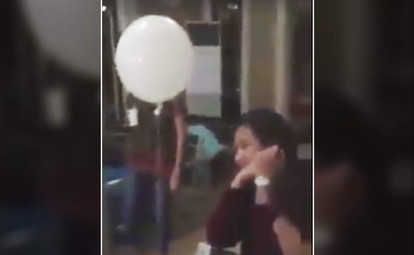 Globo flota cerca de madre desconsolada por la muerte de su hijo