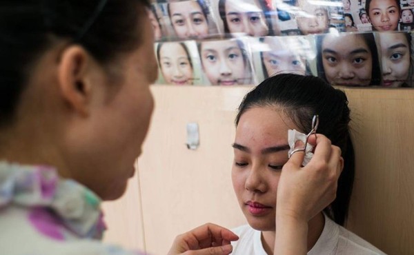Moldear las cejas, una moda en China para cambiar la suerte