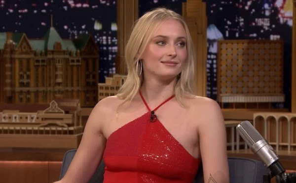 Sophie Turner señala al culpable del error de la taza de café en 'Game Of Thrones'