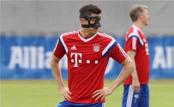 Lewandowski se entrena con máscara ortopédica