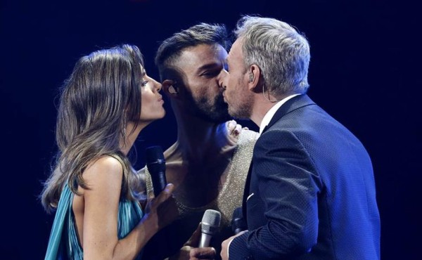 El coqueto beso de Ricky Martin con los animadores de Viña del Mar 2020
