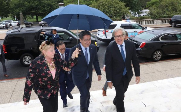 El presidente Hernández y el secretario general de la OEA, Luis Almagro, minutos antes de reunirse en Washington.